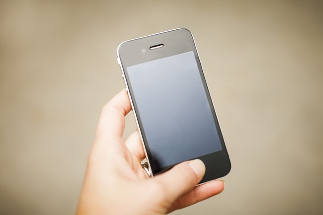 Teléfono móvil en la palma de la mano