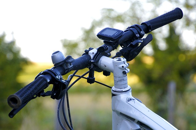 Manillar de bicicleta con cuentakilómetros